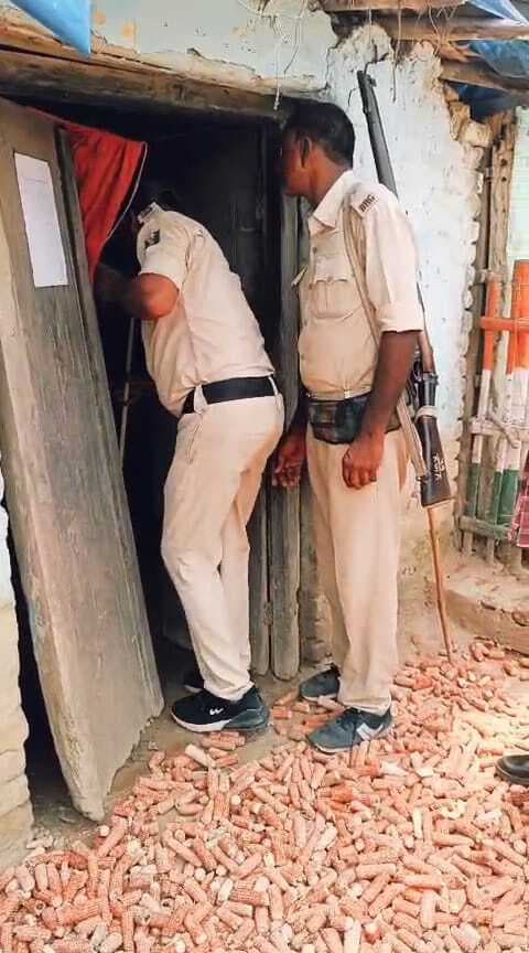 हत्या आरोपित के घर कुर्की