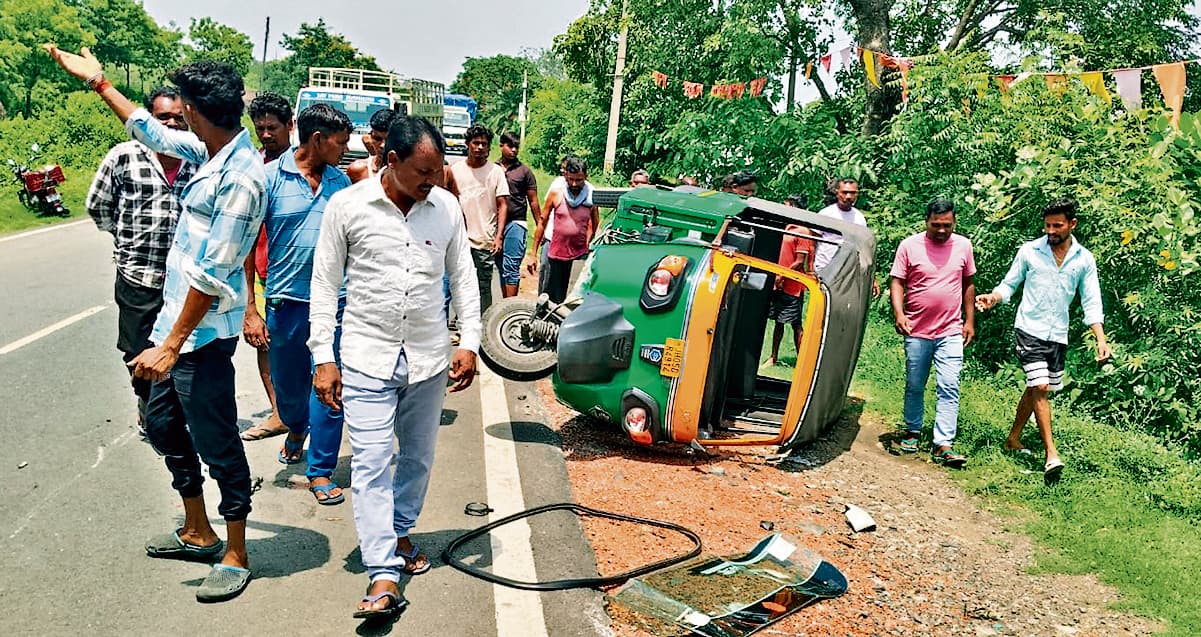 East Singhbhum News : बाइक और टेंपो में सीधी भिड़ंत, पांच युवक गंभीर