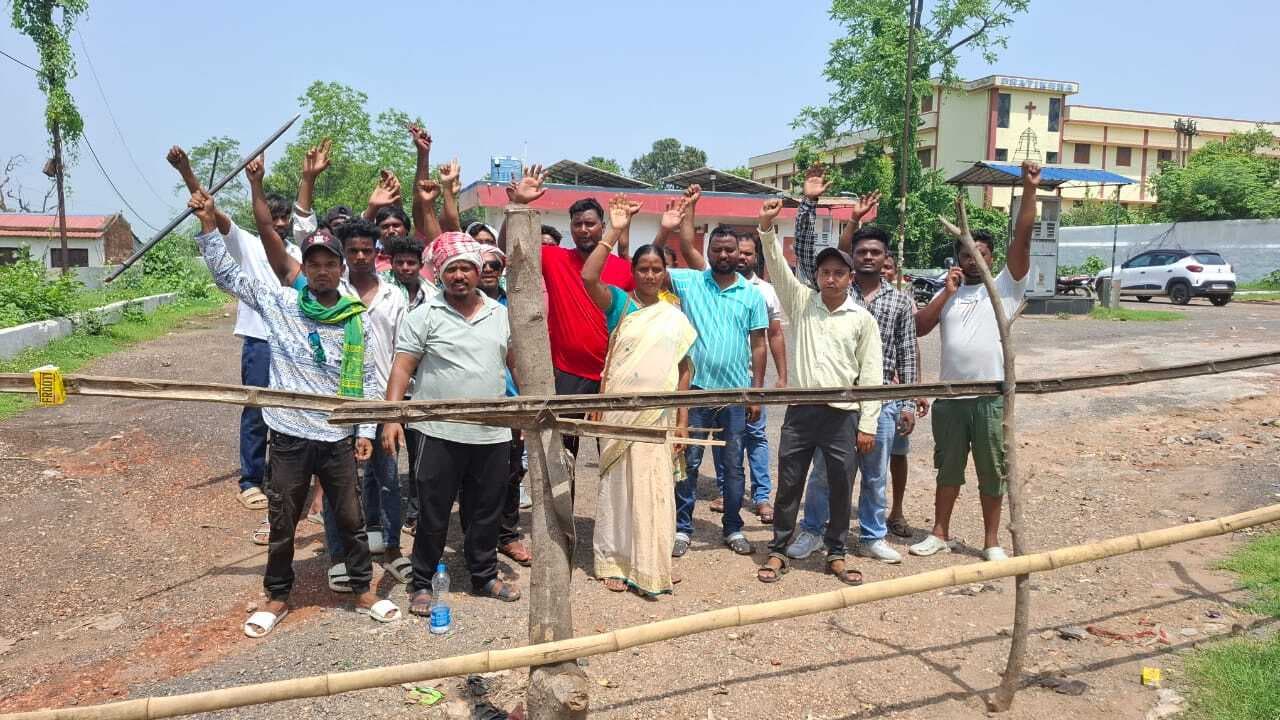 Jamshedpur News : सुशीला ऑटो मोबाइल पेट्रोल पंप की घेराबंदी कर किया प्रदर्शन, जानिये क्या है मामला