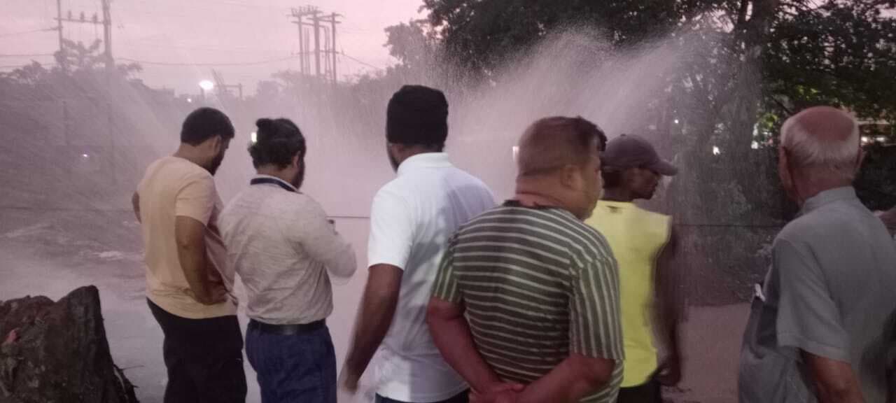 Jamshedpur News : जेम्को मैदान में जेसीबी से खुदाई के दौरान पाइप लाइन फटा, सात हजार की आबादी के समक्ष जल संकट