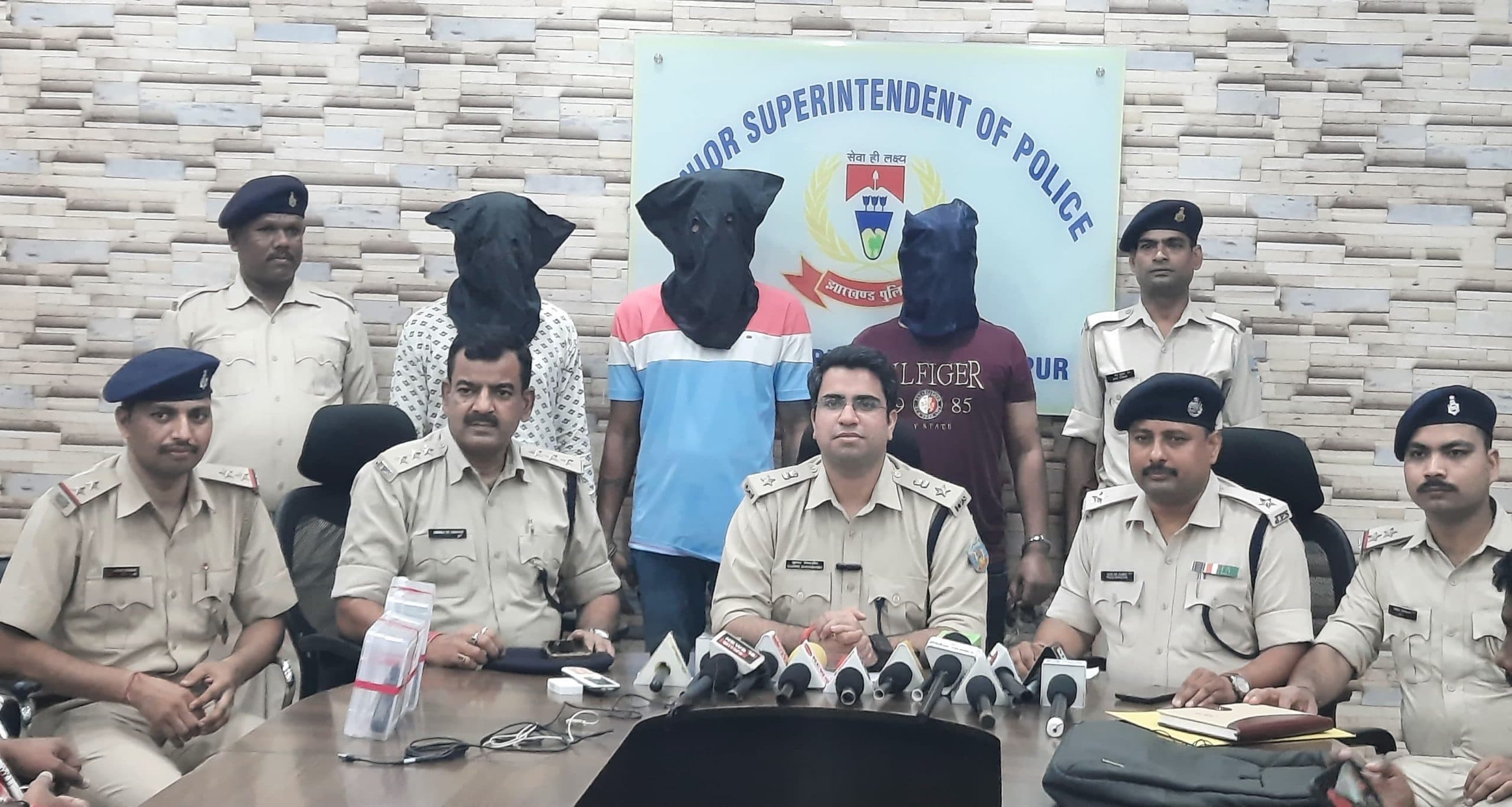 Jamshedpur News : कदमा : हथियार की खरीद-बिक्री करते तीन युवक गिरफ्तार, दो हथियार बरामद