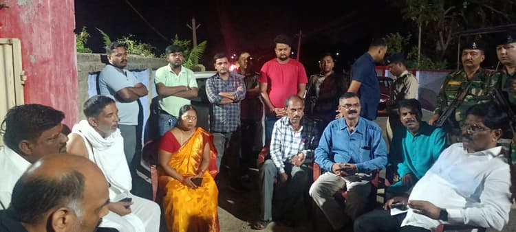 Bokaro News : मृत छात्रा आरोही के परिजनों से मिले मंत्री योगेंद्र प्रसाद