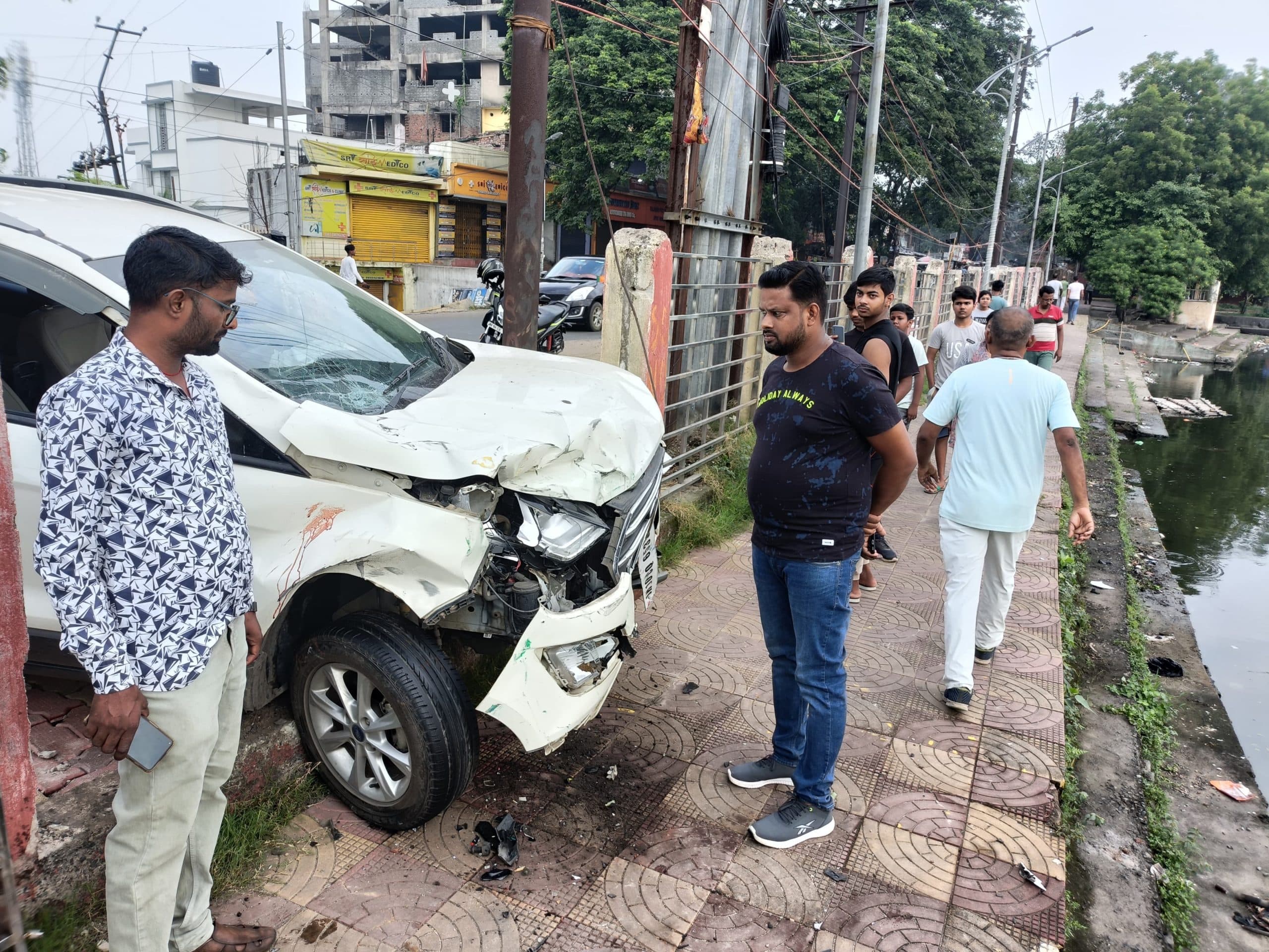 Dhanbad News : बेकारबांध में अनियंत्रित कार ने ऑटो में मारी टक्कर, लेबर कोर्ट के पेशकार की मौत