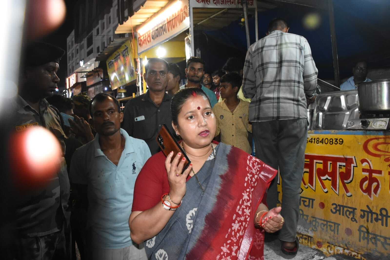 Dhanbad News : बिग बाजार पार्किंग स्थल पर पहुंची झरिया विधायक रागिनी, कहा-वारंटी को पार्किंग स्थल का ठेका देना गलत, रद्द करे निगम