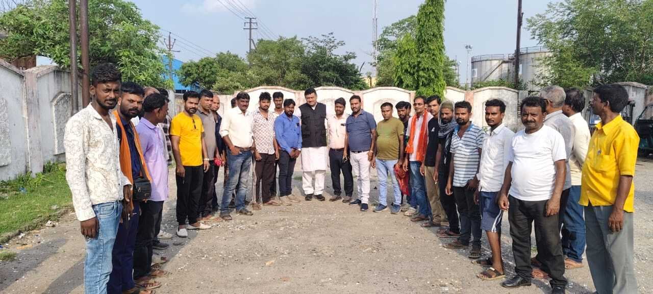 Dhanbad News : धनबाद रेलवे स्टेशन के दक्षिणी छोर पर टोटो चालकों से हो रही अवैध वसूली