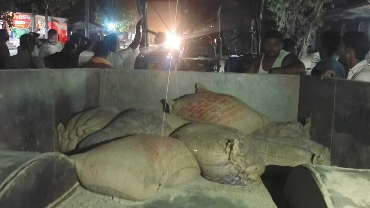 Bettiah : देर रात ट्रैक्टर-ट्रॉली से लाए जा रहे आंगनबाड़ी के चावल को ग्रामीणों ने पकड़ा