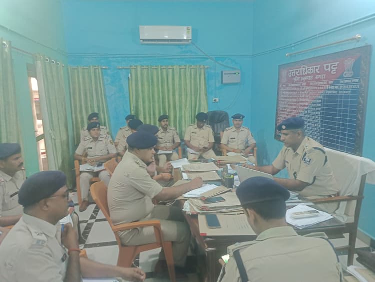 Bettiah : बकरीद पर्व को लेकर एसडीपीओ ने थानाध्यक्षों व पुलिस पदाधिकारियों के साथ की अपराध गोष्ठी