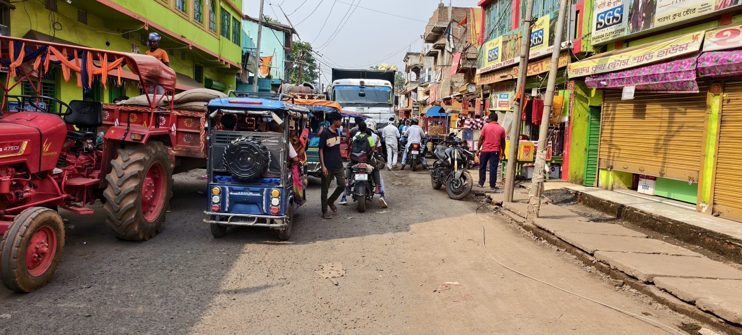 ट्रेलर की चपेट में आने टूटा बिजली का तार तोड़ा
