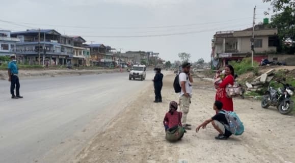 Bettiah : मंगलवार को भी नेपाल में सार्वजनिक यातायात बाधित, नागरिक व पर्यटक परेशान