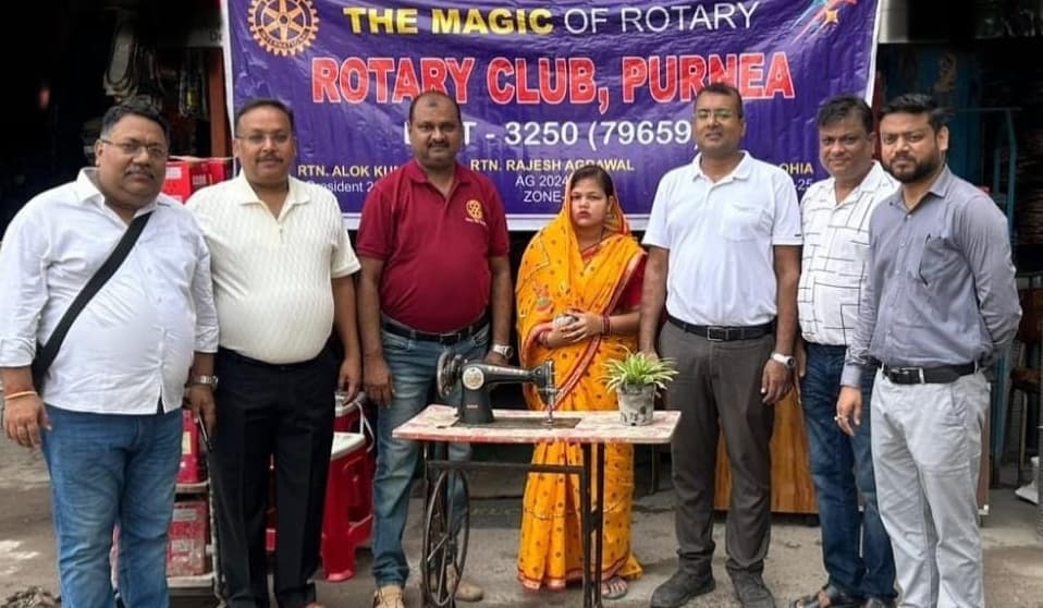 रोटरी क्लब ने महिलाओं के बीच बांटा सिलाई मशीन