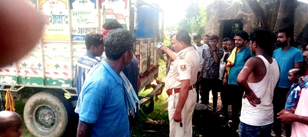 ग्रामीणों ने मवेशी लदा पिकअप पुलिस को सौंपा