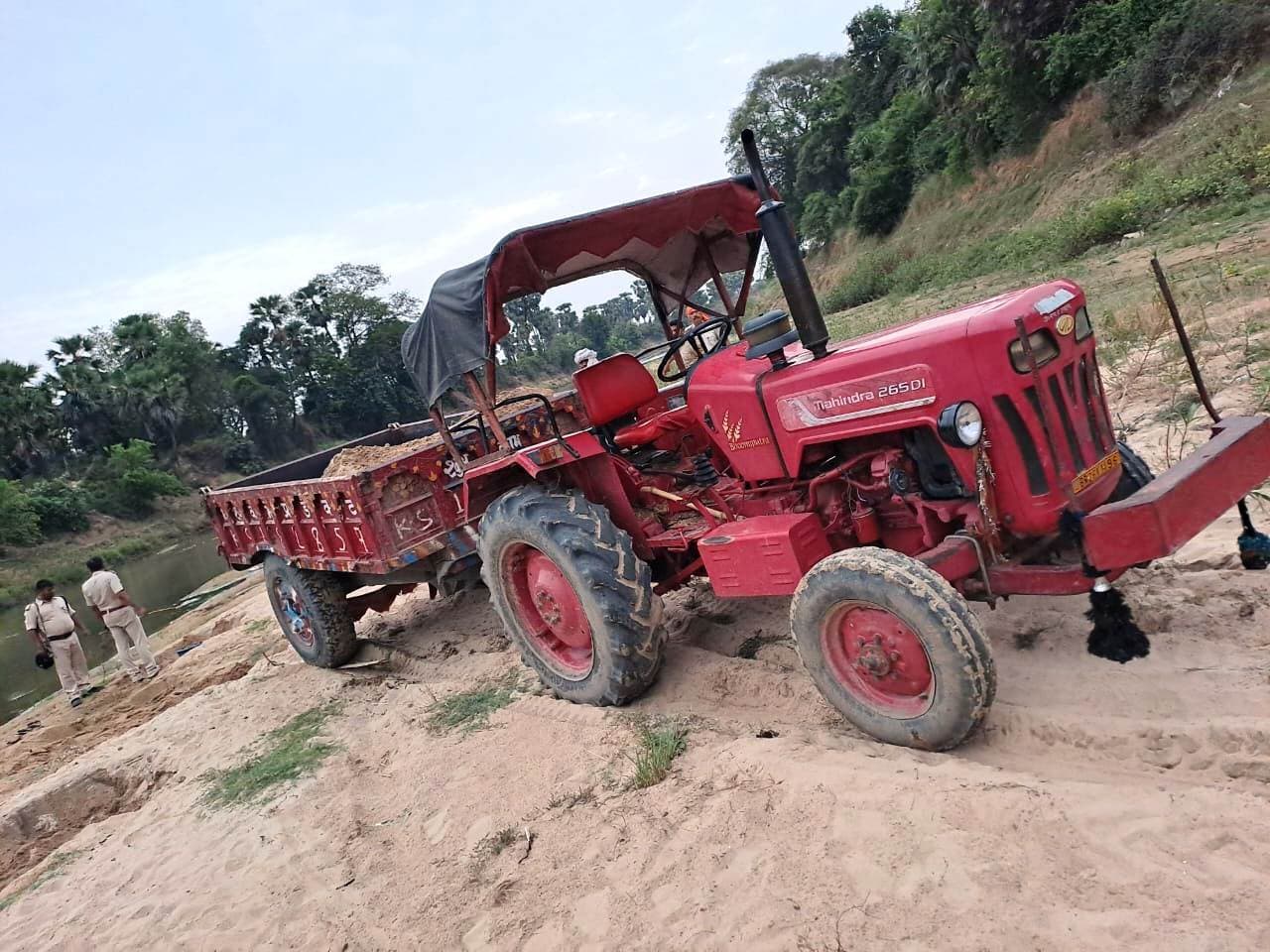 पुनपुन नदी से अवैध बालू ढुलाई करता ट्रैक्टर जब्त, चालक फरार