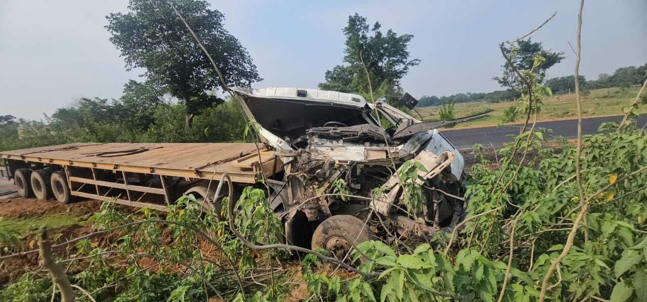 ट्रेलर  व कंटेनर में टक्कर, चालक घायल