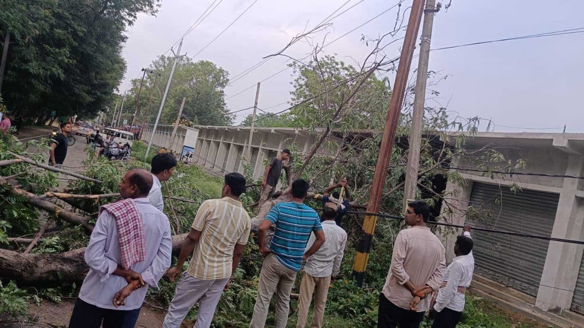 आंधी-बारिश से दो लोगों की मौत