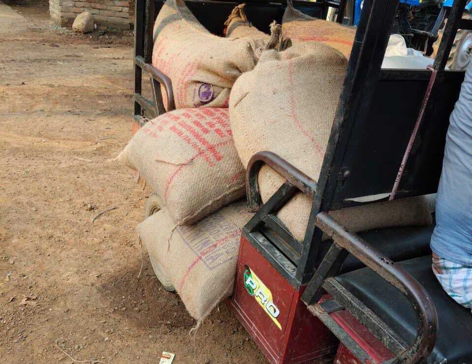 एफसीआइ गोदाम से डीलर को मिला खराब चावल, वापस लेने से किया इनकार