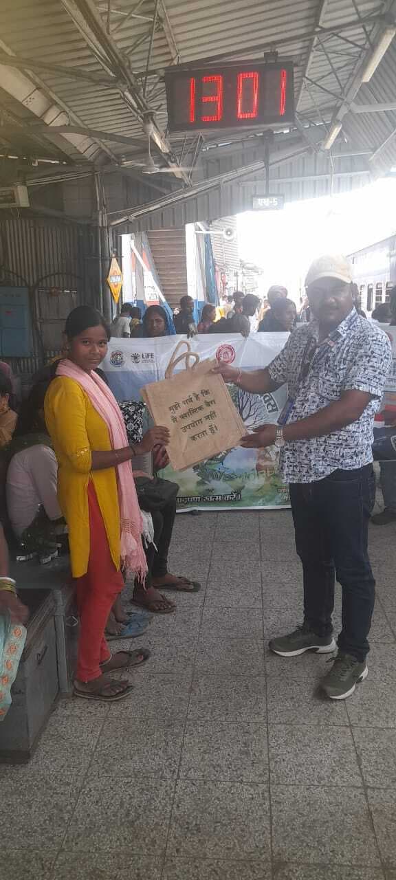 सीएचआइ ने रेल यात्रियों के बीच बांटा जुट का थैला, प्लास्टिक का उपयोग न करें