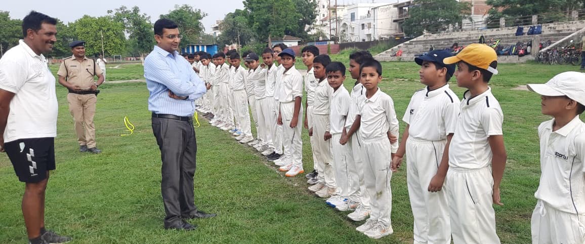 प्रशिक्षण शिविर के खिलाड़ियों से मिले निवर्तमान डीएम कुन्दन कुमार