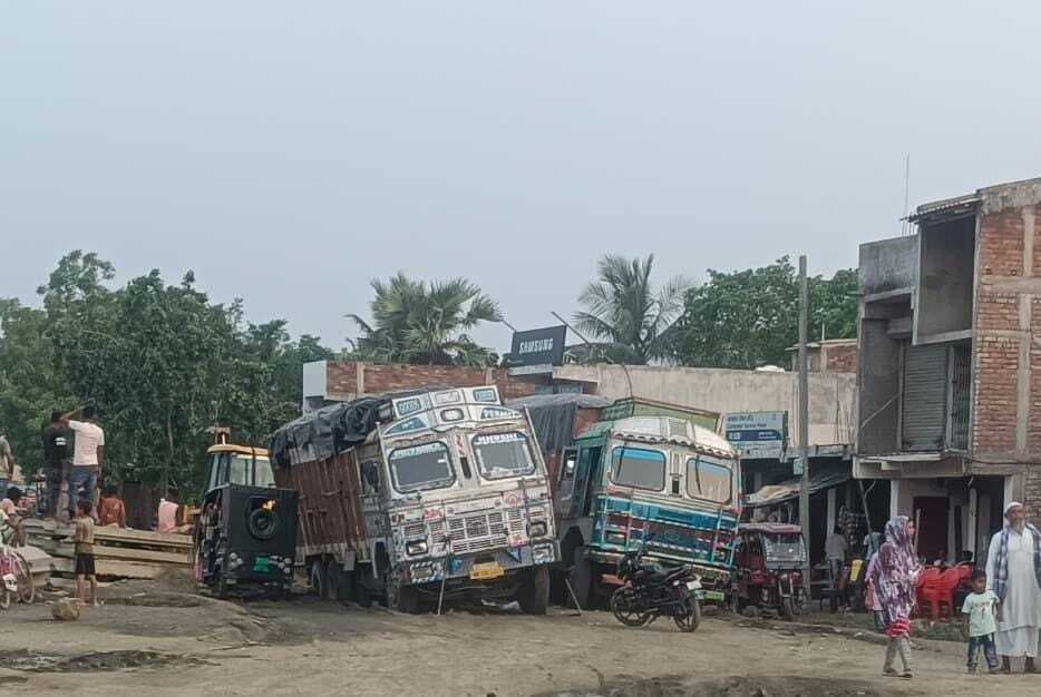 उधवा चौक में ट्रक फंसने से घंटों जाम, यातायात बाधित