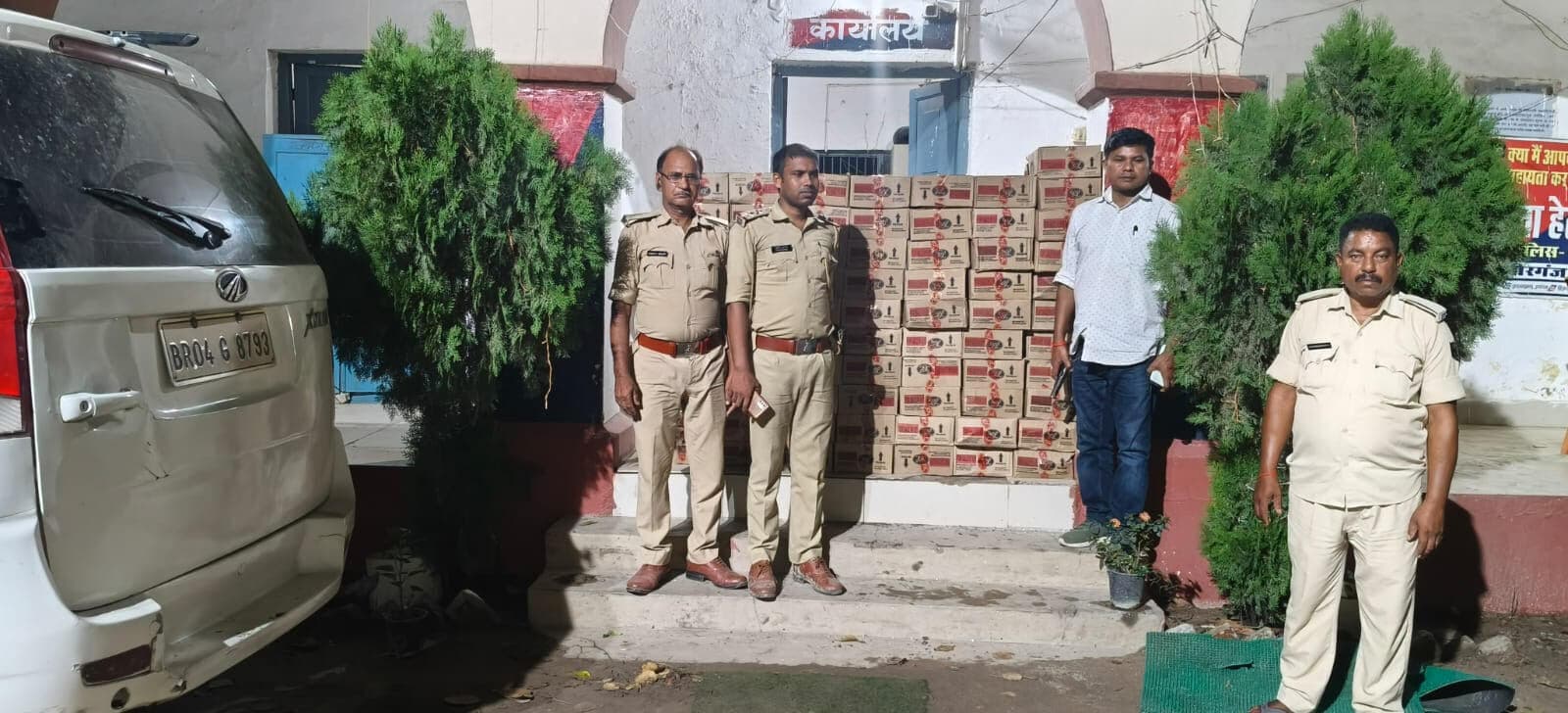 तस्करी कर लायी रही थी शराब की खेप, मीरगंज पुलिस ने सवरेजी में किया जब्त, 12 लाख से अधिक का यूपी का देशी शराब मिलने से हड़कंप