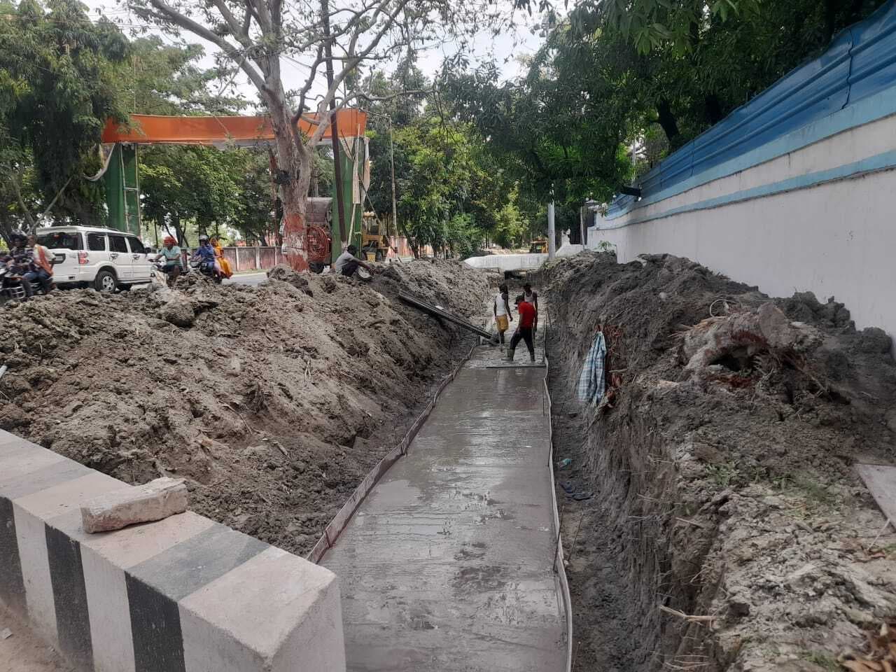 Bettiah : शहर में बन रहे स्ट्रॉम ड्रेनेज के नाला में 3.5 किमी के निर्माण पर लगी रोक