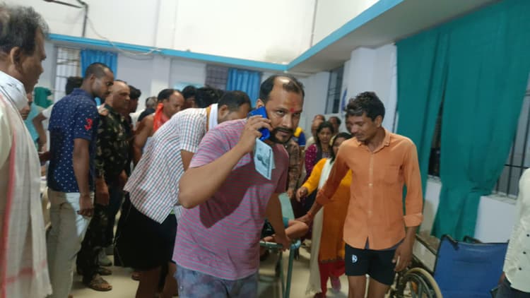 आग से सड़क पर पसरे धुआं से दो बाइक सवार आपस में टकराये, चार जख्मी