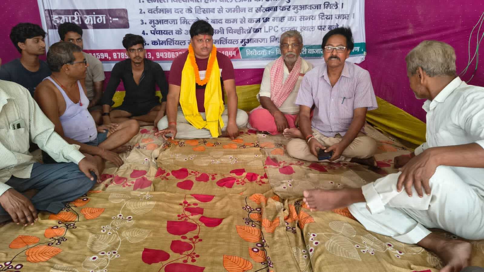 मुआवजा व अन्य मांगों को लेकर पटोरी बाजार पर अनशन शुरू