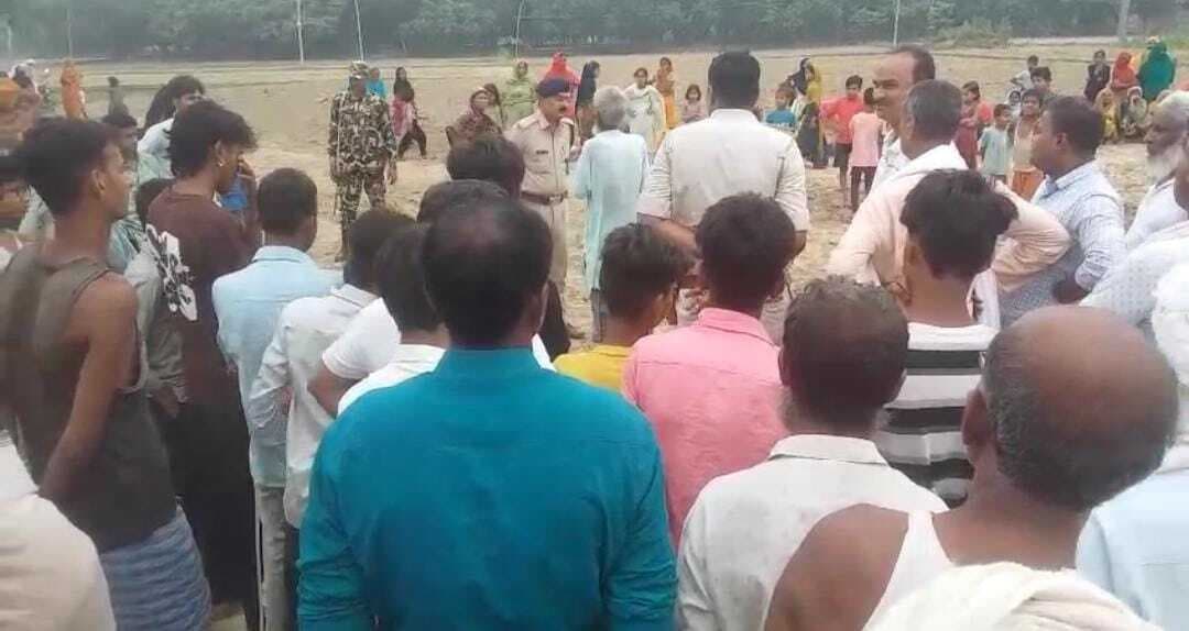 Bettiah : सिकरहना नदी के किनारे मिली लापता महिला की लाश, गला दबाकर हत्या का आरोप