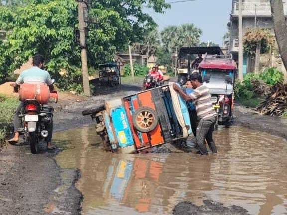 जर्जर सड़क पर टोटो पलटा, कई सवार जख्मी