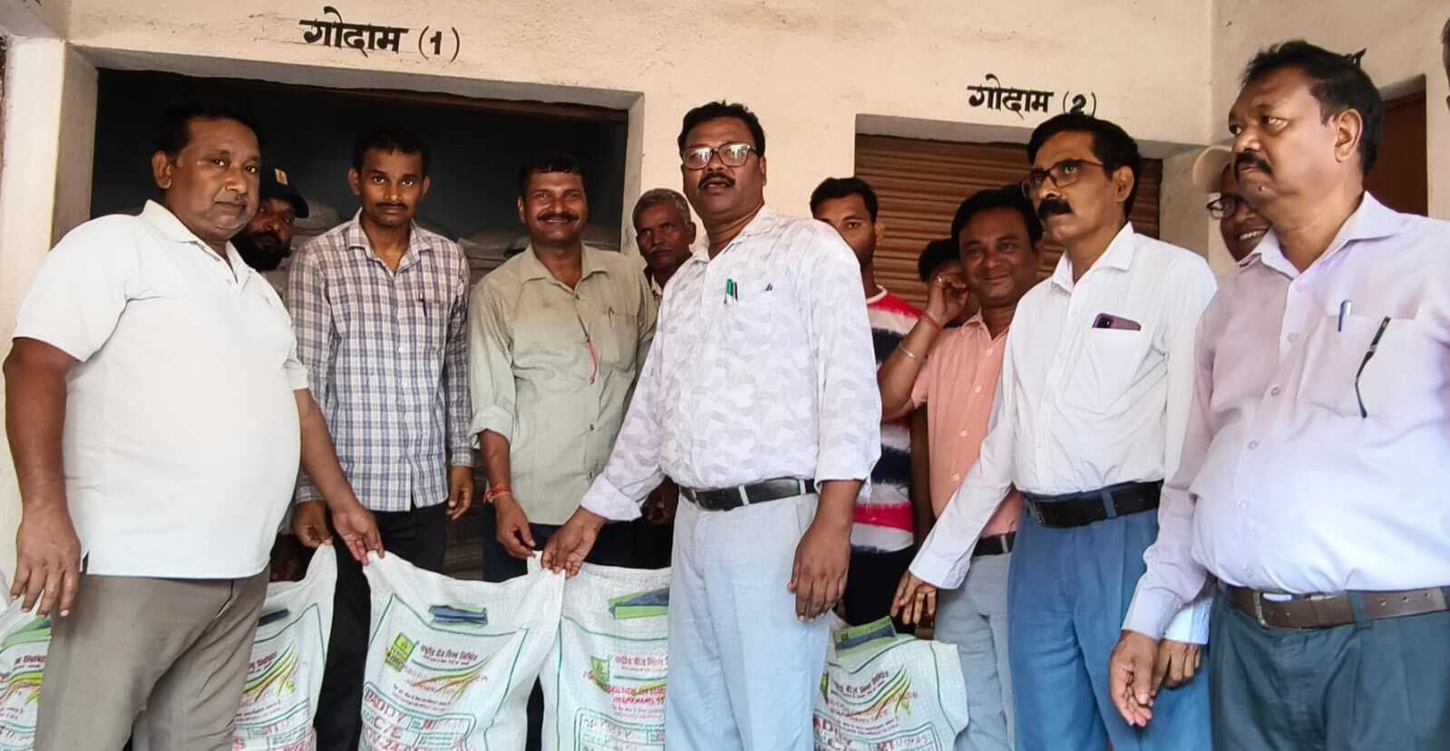 हिरणपुर लैंप्स से 80 किसानों ने लिया धान का बीज