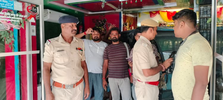 ई रिक्शा शोरूम से नकदी समेत दस लाख की संपत्ति चोरी