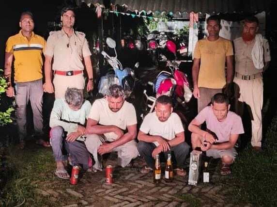 उत्पाद पुलिस ने पांच शराब तस्करों को किया गिरफ्तार