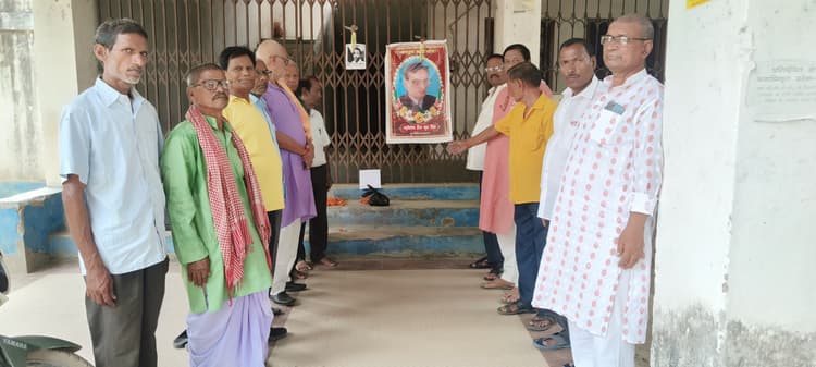 विश्वविद्यालय कर्मचारियों ने हीरा को दी श्रद्धांजलि