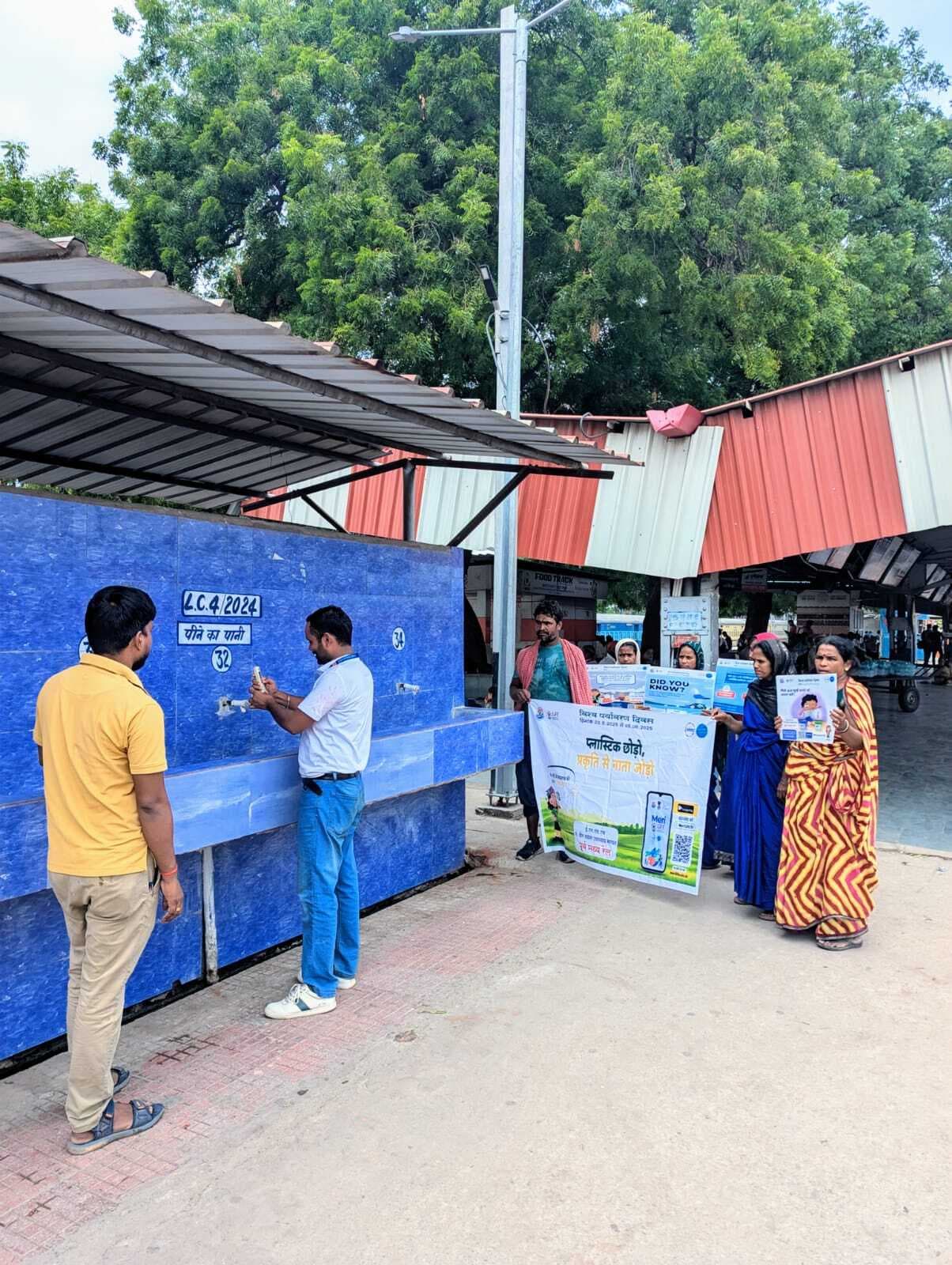 रेलवे स्टेशन पर जल संरक्षण को लेकर हुआ जागरूकता कार्यक्रम