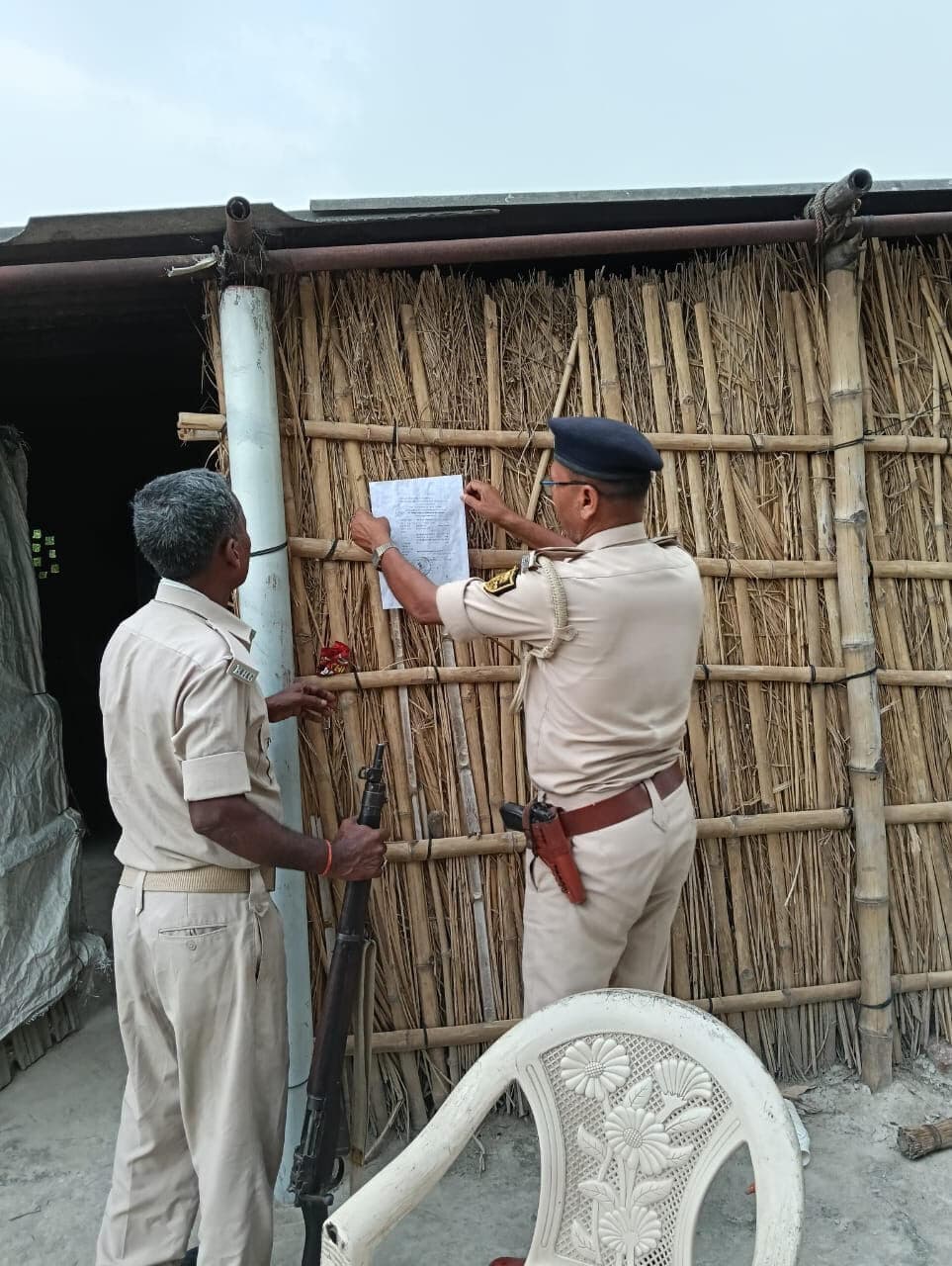 हत्या कांड के अभियुक्त के घर पर चिपकाया गया इश्तेहार