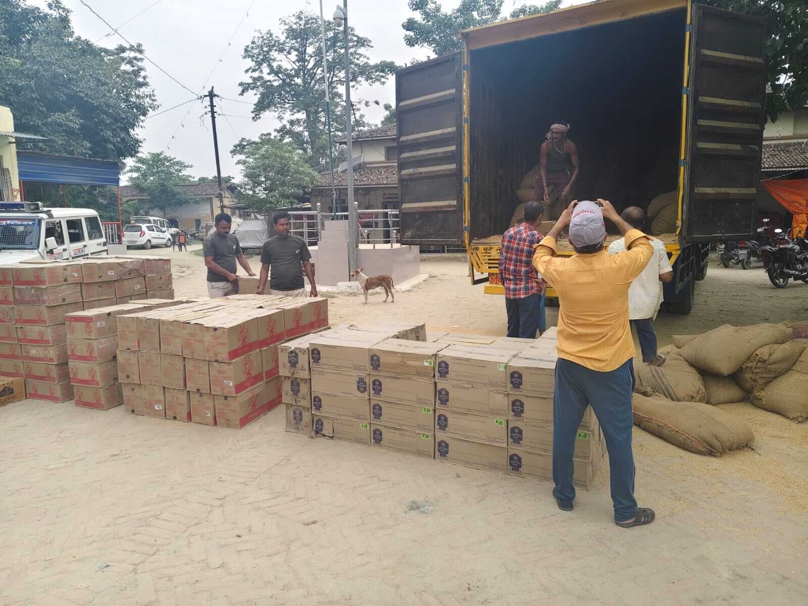 Motihari: ट्रक में भूसी की बोरी में छिपायी गयी लाखों की अंग्रेजी शराब जब्त, दो गिरफ्तार