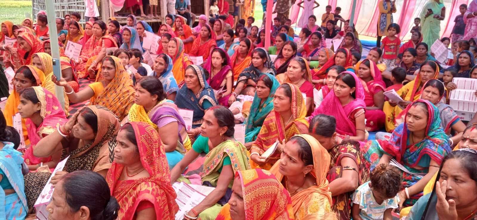 अपने गांव के विकास को लेकर आवाज उठा रहीं महिलाएं