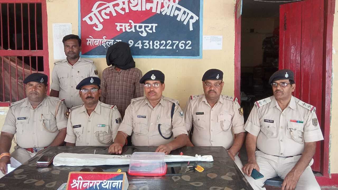 देसी राइफल व कट्टा के साथ एक गिरफ्तार