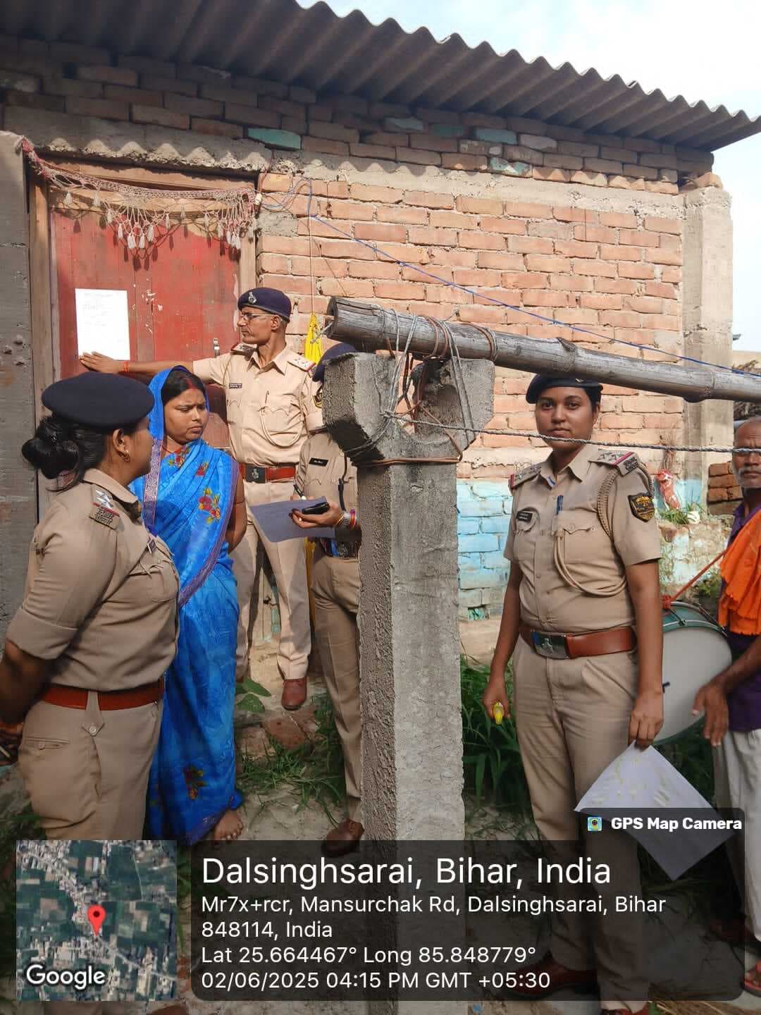 Samastipur News:हत्याकांड के आरोपी के घर पुलिस ने चस्पाया इश्तेहार