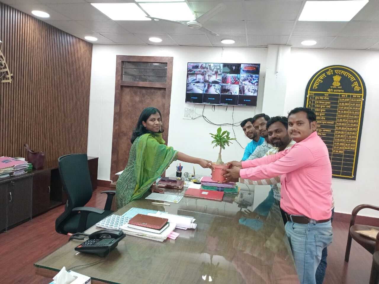 उपायुक्त को सौंपा ज्ञापन