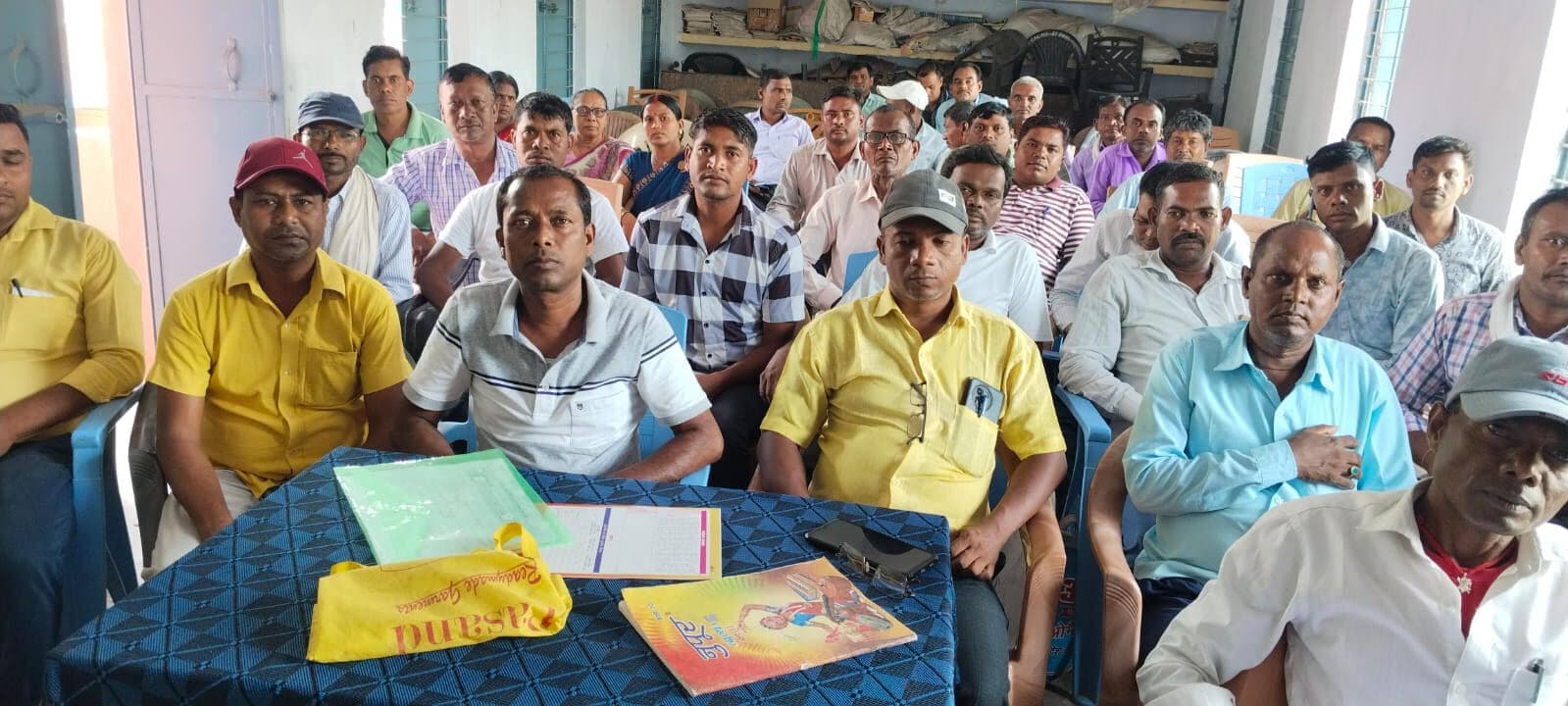 शिक्षा सेवकों के स्थानांतरण को लेकर बीआरसी में बैठक