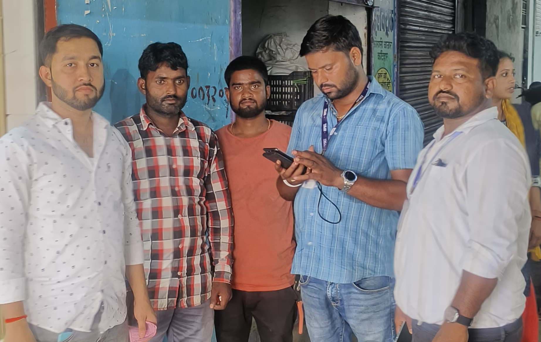 पोस्टपेड मीटरों को हटा लगाया गया प्रीपेड मीटर