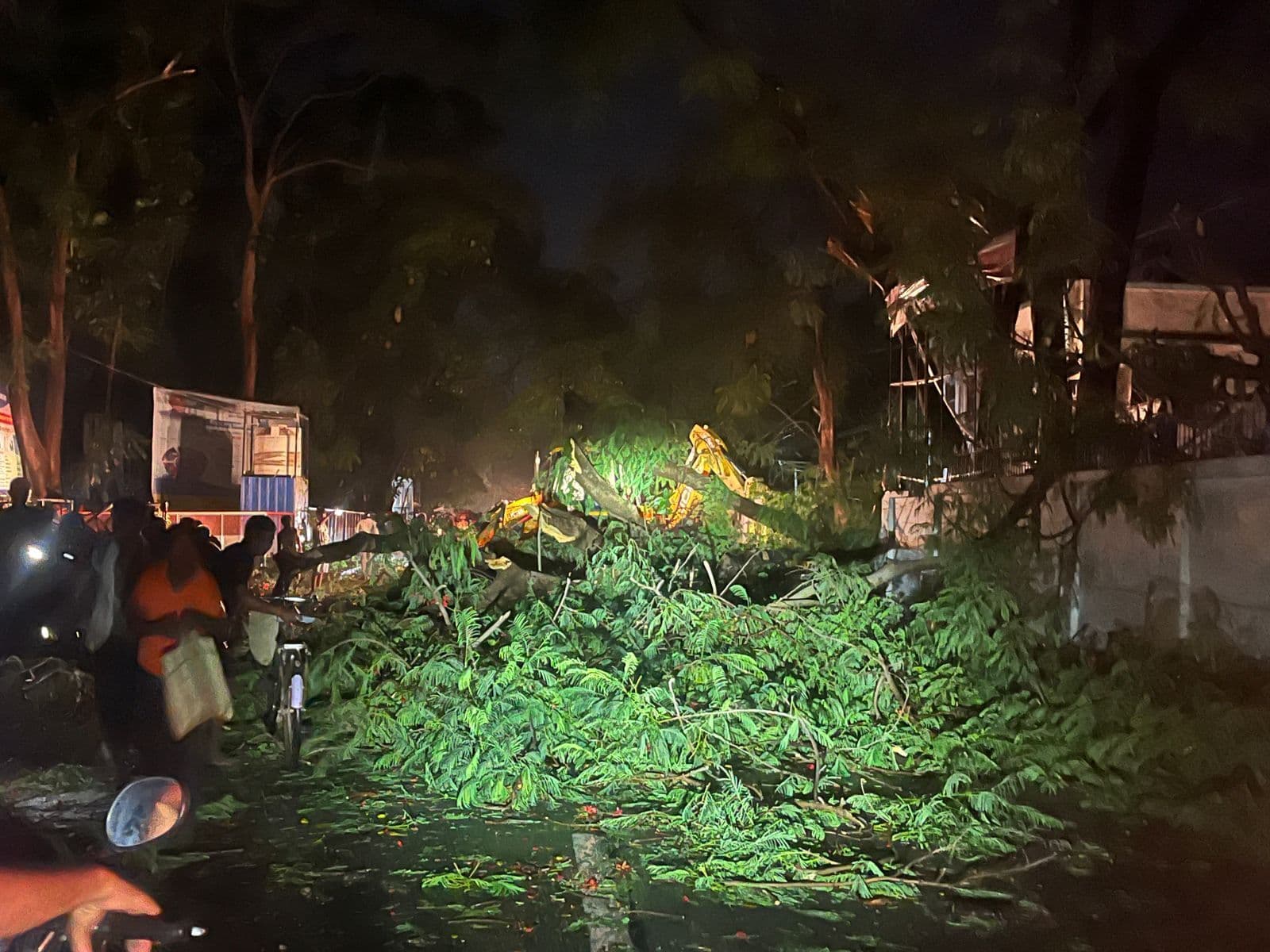 आंधी व बारिश से आम जनजीवन हुआ प्रभावित