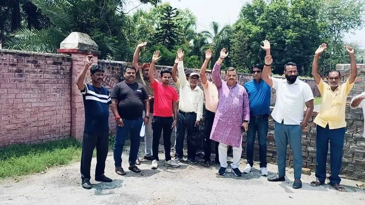 रेलवे साहेबपाड़ा कॉलोनी में घेराबंदी से राहगीर को परेशानी, लोगों में आक्रोश