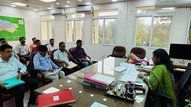 योजना कार्यों को समय पर पूरा करें : डीसी