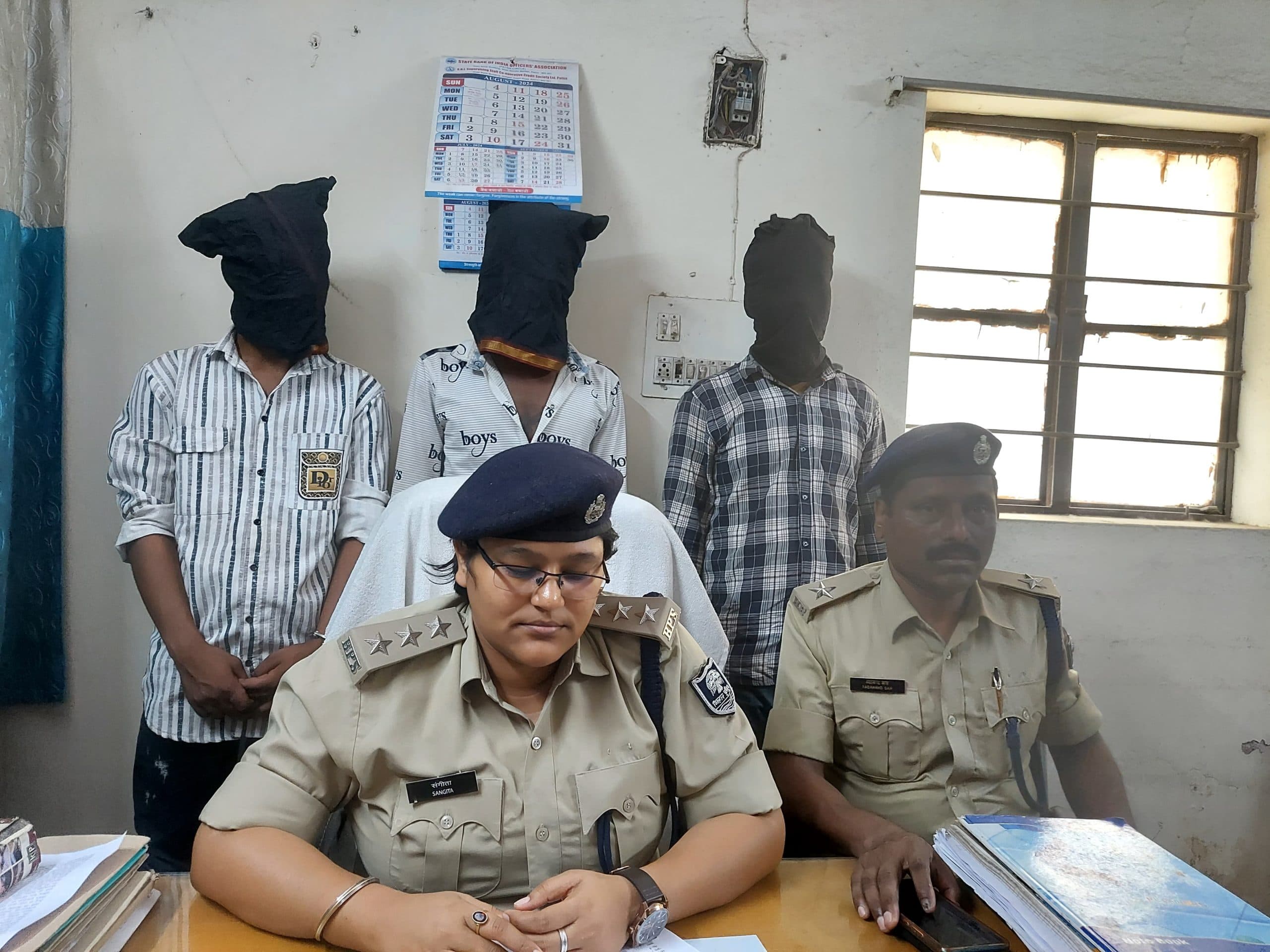 Patna News : धनबाद के एंजेल वन माइक्रो फाइनांस में डकैती करने जा रहे तीन अपराधी हथियार के साथ गिरफ्तार