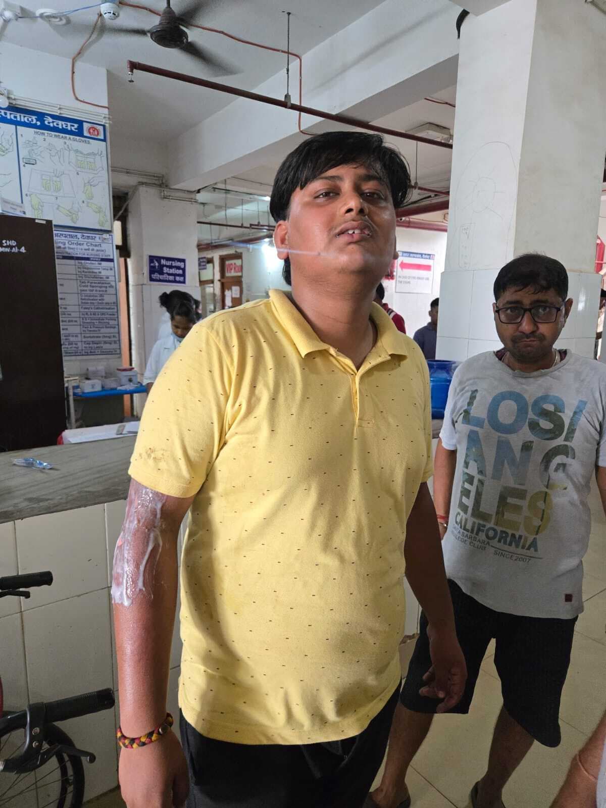 Deoghar News : दुकान का बोर्ड लगाते समय करंट की चपेट में आये पिता-पुत्र, हालत गंभीर