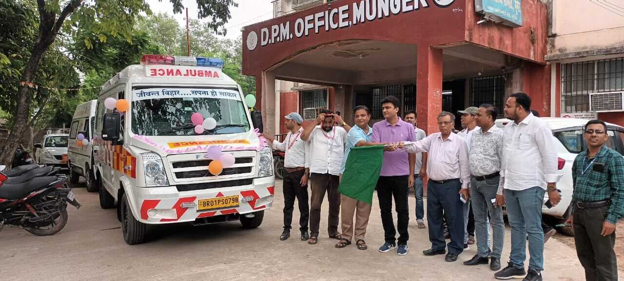 मुंगेर को मिला दो नया एंबुलेंस, प्रभारी सीएस ने हरी झंडी दिखाकर किया रवाना