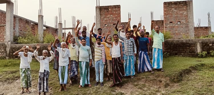 शेखपुरा में पंचायत भवन निर्माण रोके जाने पर किया विरोध प्रदर्शन