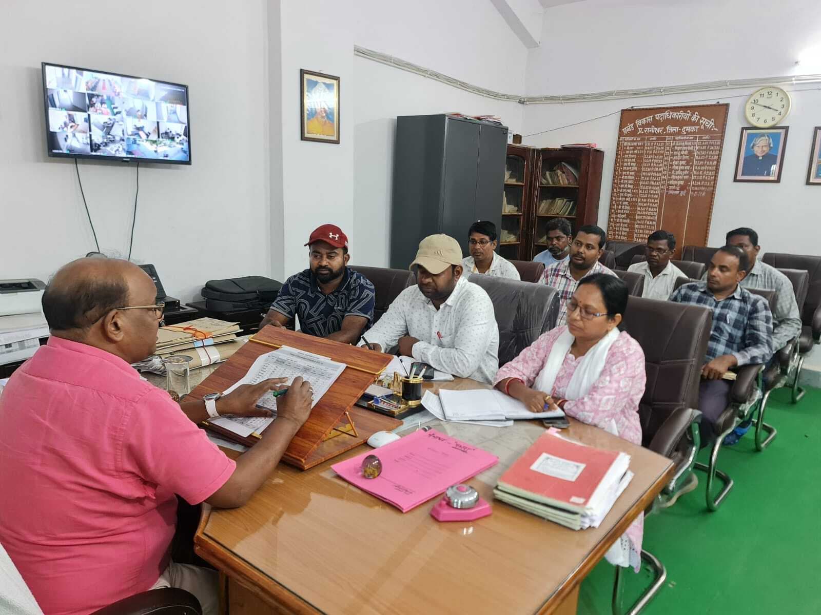 योजनाओं की धीमी प्रगति पर बीडीओ ने जतायी नाराजगी