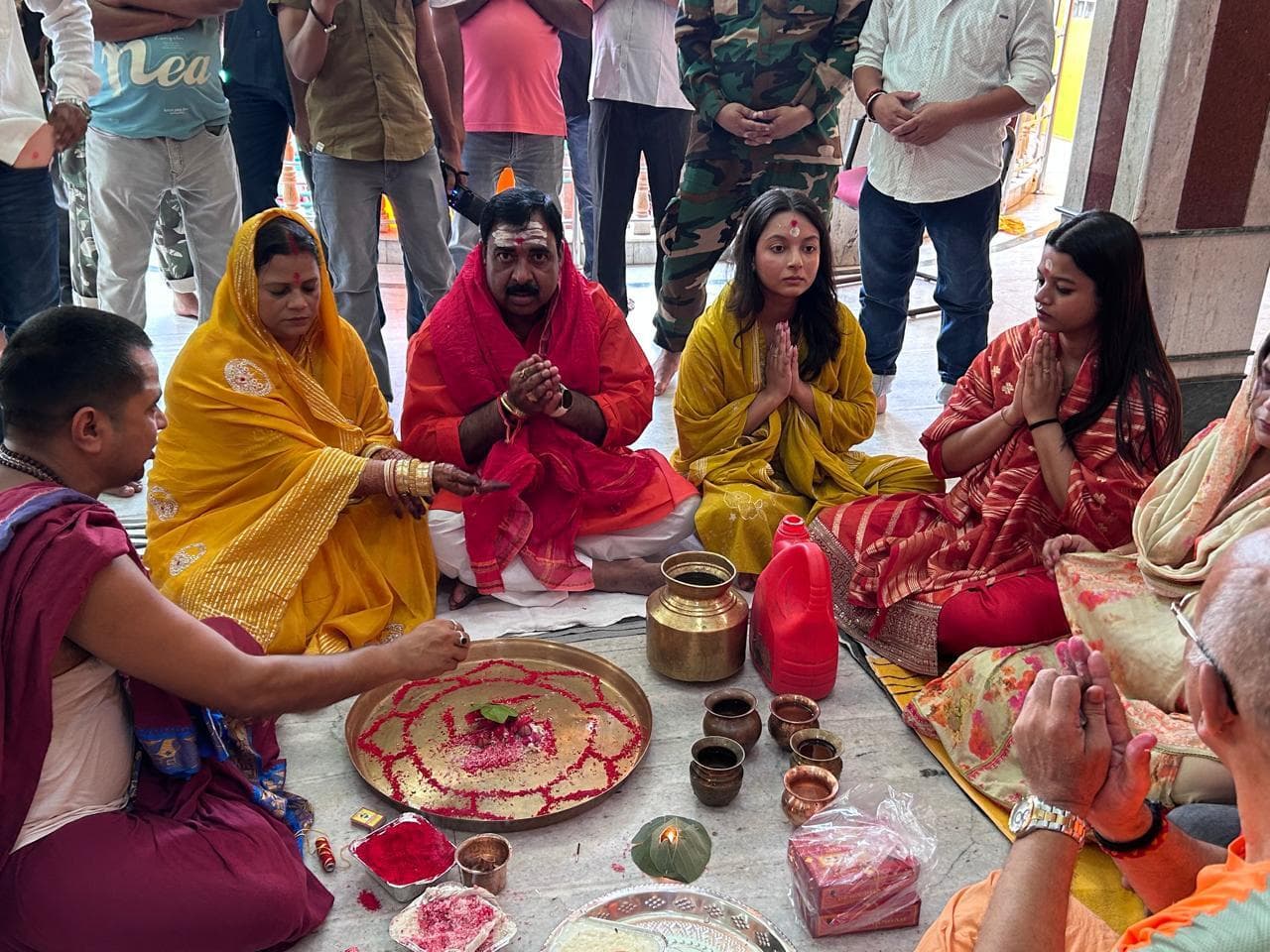 Deoghar News : श्रम मंत्री ने बाबा मंदिर में की पूजा, कहा : जल्द ही स्थायी भवनों में शिफ्ट होंगे सभी इएसआइ अस्पताल